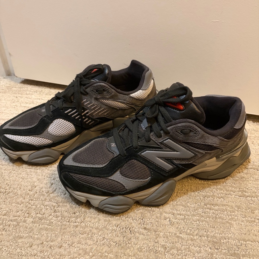 New Balance Black and Gray Sneakers
Men’s Size 6/Woman’s size 7.5/EU 38.5